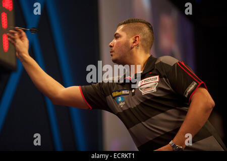 London, UK. 18. Dezember 2014. William Hill PDC World Darts Championship. Jelle Klaasen (29) [NED] in Aktion während seines Spiels mit Christian Kist [NED] Credit: Action Plus Sport/Alamy Live News Stockfoto