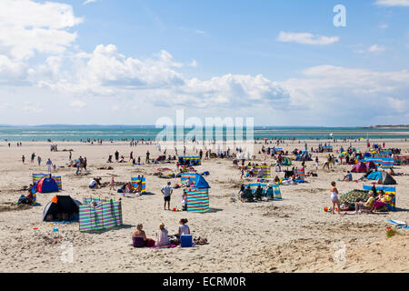 MENSCHEN AM STRAND, WEST WITTERING, CHICHESTER, SUSSEX, ENGLAND, GROßBRITANNIEN Stockfoto