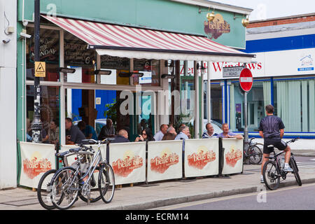 CAFE BAR RESTAURANT BELLE ISLE, SOUTHSEA VIERTEL, PORTSMOUTH, HAMPSHIRE, ENGLAND, GROßBRITANNIEN Stockfoto