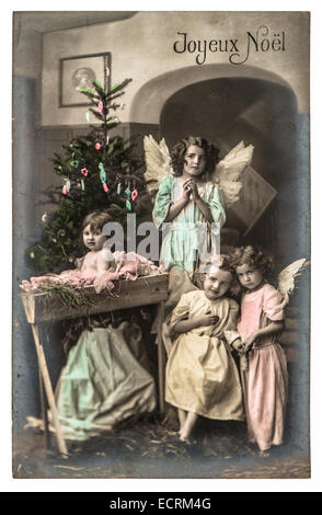 schöne Kinder mit weißen Engel Flügel und Weihnachtsbaum. Vintage Bild mit originalen Filmkorn und Unschärfe Stockfoto