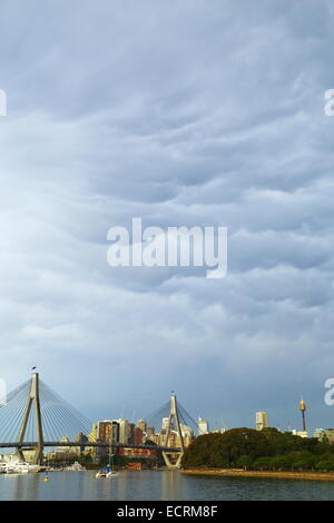 Wolken Rollen in vor einem Gewitter über ANZAC Bridge in Rozelle Bay, Sydney, New South Wales, Australien. Stockfoto