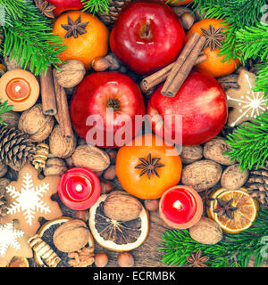 Weihnachten Essen Backdround. Äpfel, Mandarine, Cookies, Gewürzen und Nüssen. Vintage-Stil getönten Bild Stockfoto