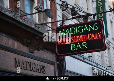 Irland, Dublin, Neon Bar im freien Madigans in der Earl Street Sign. Stockfoto