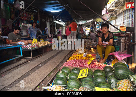 Horizontale Marktblick auf Maeklong umgebenden Bahngleisen. Stockfoto