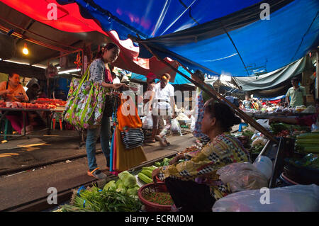 Horizontale Marktblick auf Maeklong umgebenden Bahngleisen. Stockfoto