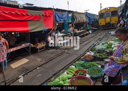 Horizontale Ansicht der Zug nähert sich dem Markt an Maeklong, Thailand Stockfoto