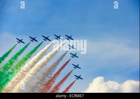 Frecce Tricolori machen die italienische Fahne mit Rauch. Stockfoto