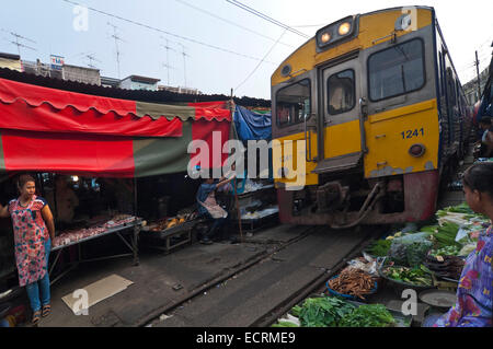 Horizontale Ansicht der Zug nähert sich dem Markt an Maeklong, Thailand Stockfoto