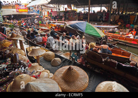 Horizontale Ansicht über Damnoen Saduak Floating Market in Ratchaburi in der Nähe von Bangkok. Stockfoto