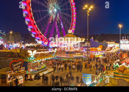 FAHRGESCHÄFTE AUF DEM CANNSTATTER VOLKSFEST IN STUTTGART, BADEN-WÜRTTEMBERG, DEUTSCHLAND Stockfoto