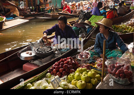 Horizontale Ansicht über Damnoen Saduak Floating Market in Ratchaburi in der Nähe von Bangkok. Stockfoto