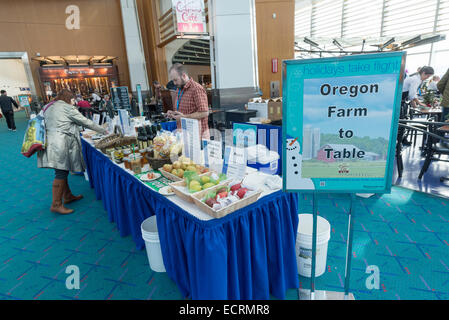 Anbieter verkaufen lokale Speisen im Terminal des internationalen Flughafen Portland, Oregon. Stockfoto