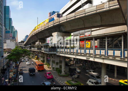 Horizontale Stadtbild von Bangkoks erhöhte BTS Skytrain ÖPNV-Netz entlang der Silom Road. Stockfoto