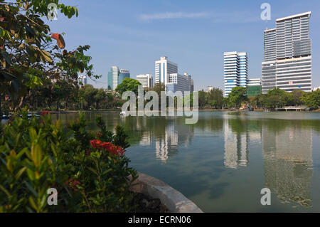 Horizontalen Blick in Richtung der Silom Sathorn CBD (central Business District) über den See im Lumphini Park in Bangkok. Stockfoto