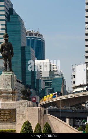 Vertikale Stadtbild von König Rama VI Statue nach unten Silom Road in Bangkok. Stockfoto