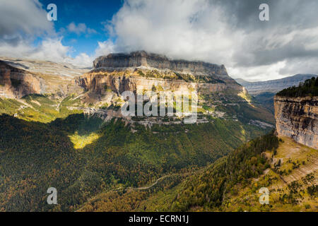 Nachmittag im Ordesa-Schlucht in der Nähe von Torla, Aragón, Spanien. Ordesa und Monte Perdido Nationalpark. Stockfoto