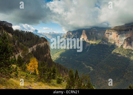 Nachmittag im ordesa Schlucht in der Nähe von torla, Aragón, Spanien. Nationalpark Ordesa y Monte Perdido. Stockfoto