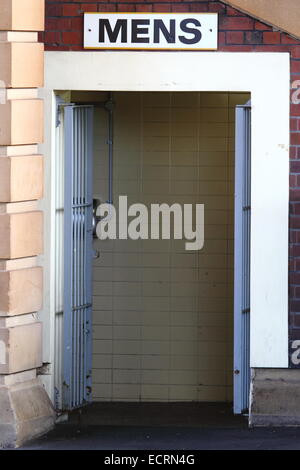 Mens Eintritt zu den öffentlichen Toiletten in Sydney, New South Wales, Australien. Stockfoto