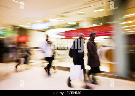 Ein Shopper zu Fuß vor Schaufenster Stockfoto