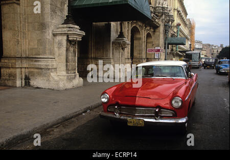 Amerikanische Oldtimer - aus den 1940er und 50er Jahren noch durchstreifen die Straßen von Havanna, Kuba. Stockfoto