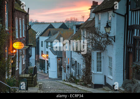 Abend auf Mermaid Street in Rye, East Sussex, England. Stockfoto