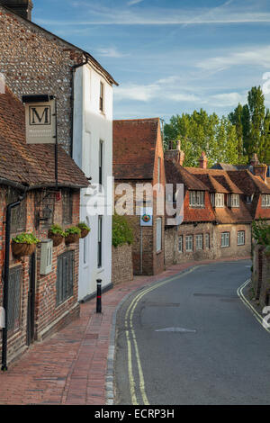 Nachmittag an der High Street in Touristenort, East Sussex, England. Stockfoto