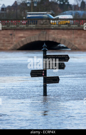 Hohe Flutwasser in Worcester, 2014. Fußgängerzone Zeichen auf Fußweg entlang des Flusses Severn, mit Worcester Brücke im Hintergrund Stockfoto