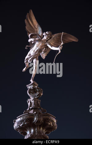 Englische Wahrzeichen. Die bekannte Statue im Volksmund bekannt als Eros reflektieren die Stadt Neonlichter des Piccadilly Circus, in der Nacht. London, England, Vereinigtes Königreich. Stockfoto