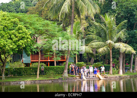 Besucher am Stelzenhaus Ho Chi Minh in Hanoi Stockfoto