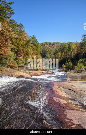 Malerischen Fluss im Herbst bei Toxaway Fälle, Nord-Carolina Stockfoto