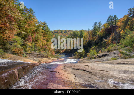 Malerischen Fluss im Herbst bei Toxaway Fälle, Nord-Carolina Stockfoto