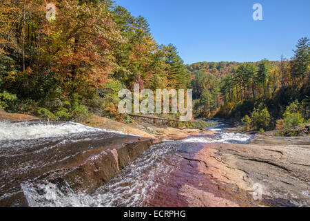 Malerischen Fluss im Herbst bei Toxaway Fälle, Nord-Carolina Stockfoto