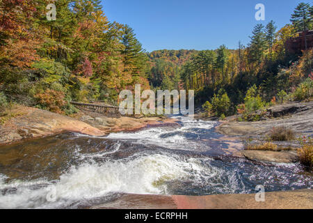 Malerischen Fluss im Herbst bei Toxaway Fälle, Nord-Carolina Stockfoto