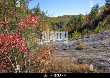 Malerischen Fluss im Herbst bei Toxaway Fälle, Nord-Carolina Stockfoto