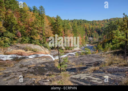 Malerischen Fluss im Herbst bei Toxaway Fälle, Nord-Carolina Stockfoto