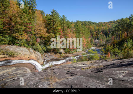 Malerischen Fluss im Herbst bei Toxaway Fälle, Nord-Carolina Stockfoto