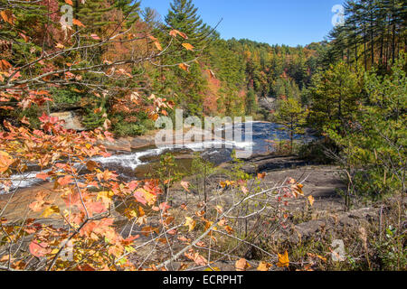 Malerischen Fluss im Herbst bei Toxaway Fälle, Nord-Carolina Stockfoto