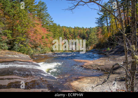 Malerischen Fluss im Herbst bei Toxaway Fälle, Nord-Carolina Stockfoto