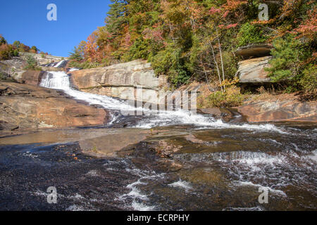 Malerischen Fluss im Herbst bei Toxaway Fälle, Nord-Carolina Stockfoto