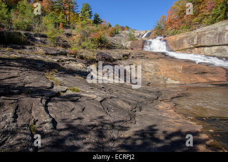 Malerischen Fluss im Herbst bei Toxaway Fälle, Nord-Carolina Stockfoto