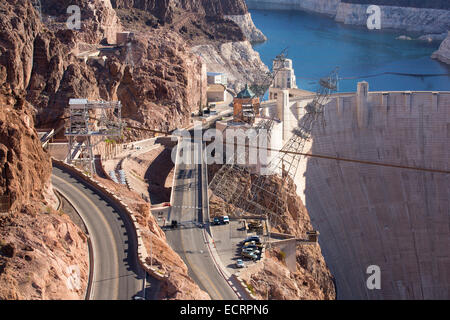 Pylonen unter Wasserkraft Strom von Lake Mead dam hydro Pflanze, Nevada, USA. Der See ist auf einem sehr niedrigen Niveau aufgrund der vier Jahr lang Dürre. Stockfoto