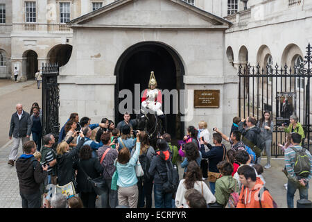 Berittene Soldaten der Horse Guards im Dienst am Whitehall, London England, UK Stockfoto