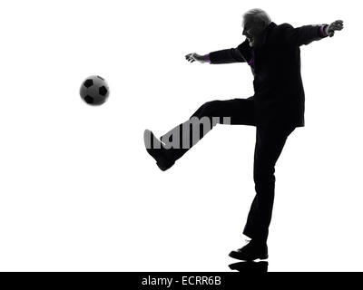 Eine kaukasische Senior Business Man Fußballspielen Silhouette weißer Hintergrund Stockfoto