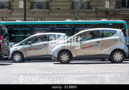 Paris Autolib' Autolib Electric Car Sharing Service. Zwei elektrische Autolib Bluecars im Verkehr. Autolib hat Dienstleistungen am 31. Juli 2018 geschlossen. Stockfoto