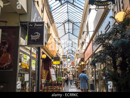 Paris Passage des Panoramas. Eines der ältesten Einkaufspassagen, gebaut im Jahre 1799. Paris 2. Arrondissement aus Boulevard Montmartre. Stockfoto