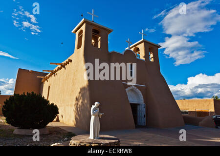 Statue des Heiligen Franziskus in SAN FRANCISCO DE ASIS Kirche erbaut im Jahre 1813 - TAOS NEW MEXICO Stockfoto