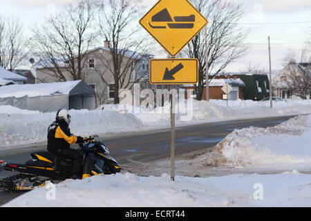 Ein Ski-Doo-Kreuzung in einer Kleinstadt in Quebec in Kanada Stockfoto