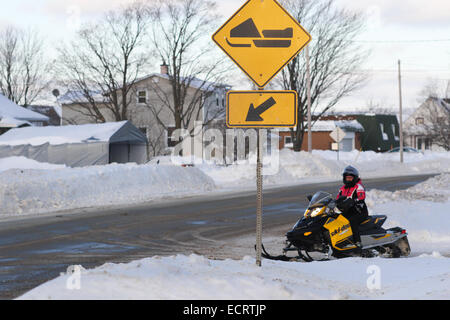 Ein Ski-Doo-Kreuzung in einer Kleinstadt in Quebec in Kanada Stockfoto