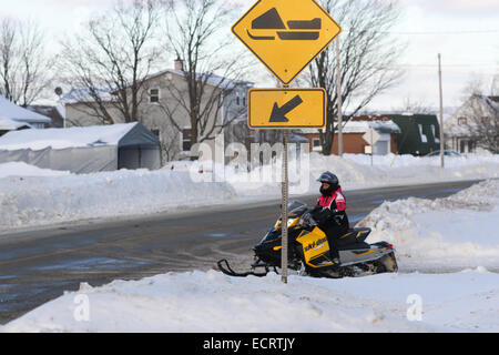 Ein Ski-Doo-Kreuzung in einer Kleinstadt in Quebec in Kanada Stockfoto