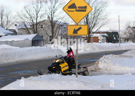 Ein Ski-Doo-Kreuzung in einer Kleinstadt in Quebec in Kanada Stockfoto